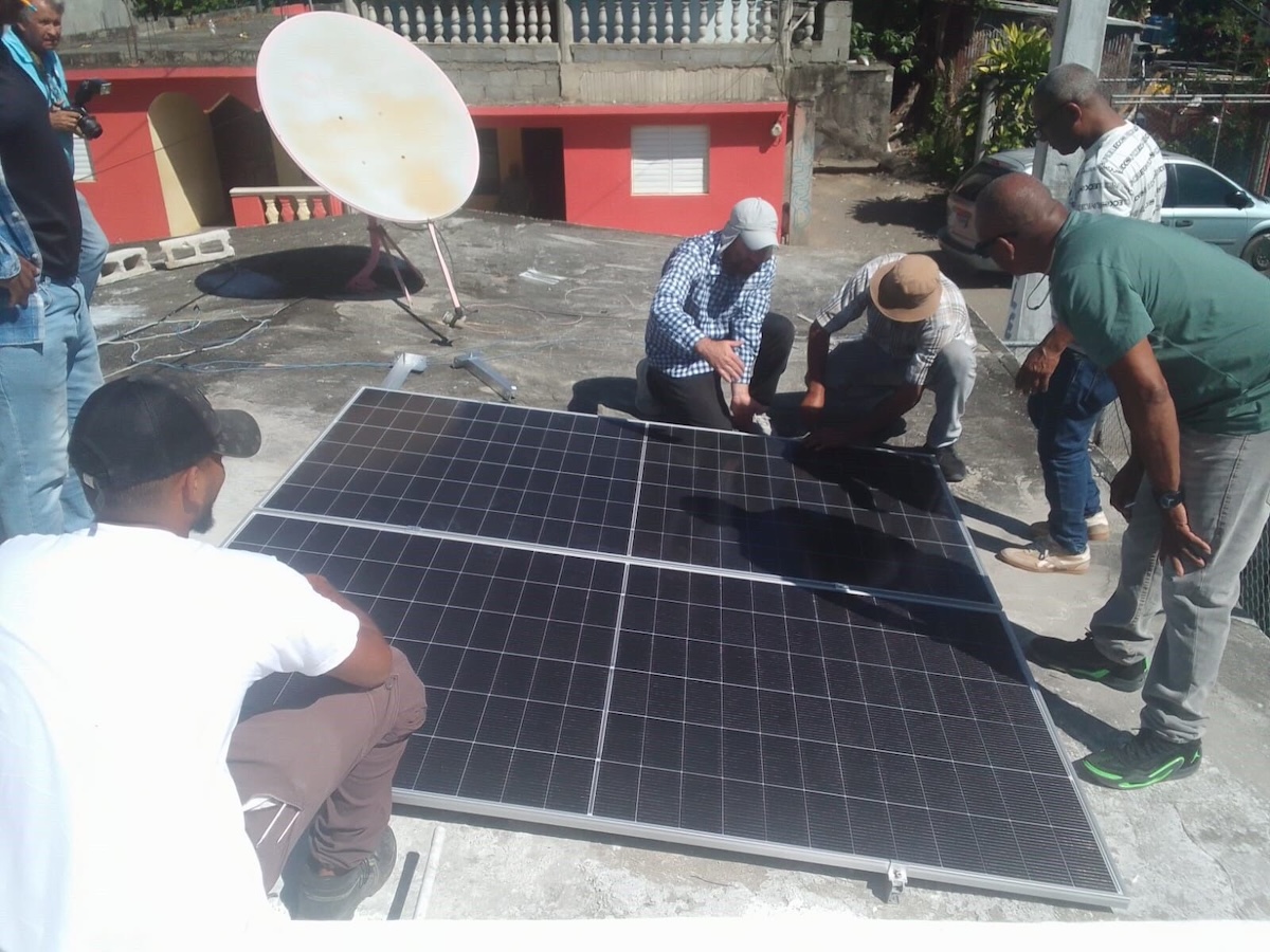 Community members in Nizao being trained on rooftop solar installation